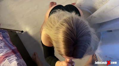 Ruiva a chupar pilas e a foder, a virar-se no cu