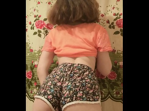 ❤️ Jovem sensual a despir os seus calções para a câmara ❤❌ Porno em nós ﹏