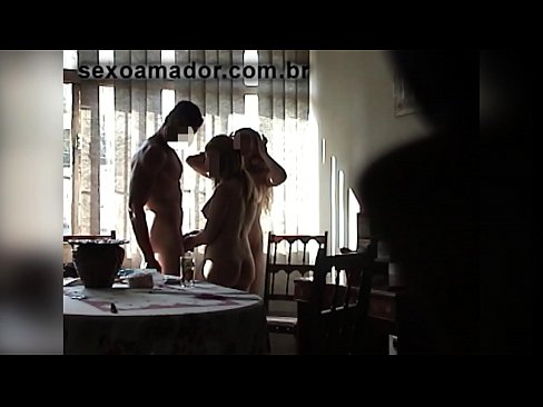 ❤️ Amigos sexuais convidam um homem gigante e um ménage à trois com ele ❤❌ Porno em nós ﹏