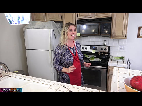 ❤️ A madrasta a ordenhá-lo na cozinha antes do seu encontro ❤❌ Porno em nós ﹏