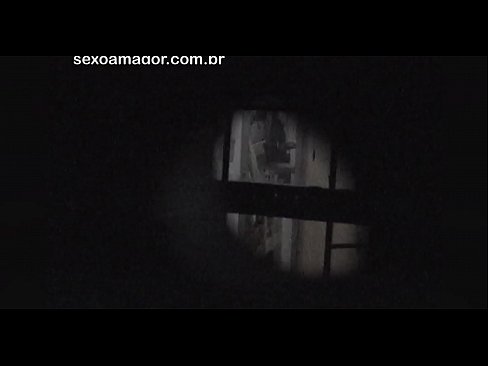 ❤️ Lourinho é filmado secretamente por um voyeur de bairro escondido atrás de tijolos ocos ❤❌ Porno em nós ﹏