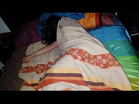 ❤️ Stepson berating a sua jovem madrasta enquanto ela dorme. ❤❌ Porno em nós ﹏