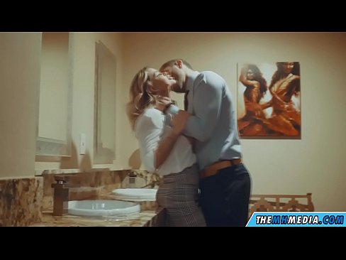 ❤️ Quando uma loira peituda o seduz numa casa de banho pública ❤❌ Porno em nós ﹏